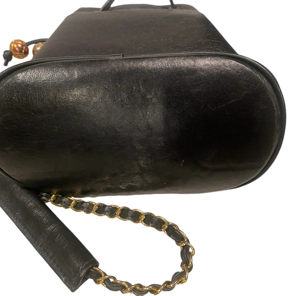 Vintage 80’s CHANEL buttery leather drawstring bucket crossbody bag - Picture 4 of 9